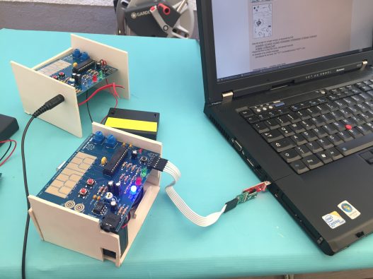 selbstgebauter Mini-Synthesizer an einen Laptop angeschlossen
