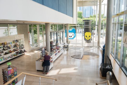 Blick auf die Fenster des Museums, die mit großen Emojis beklebt sind.