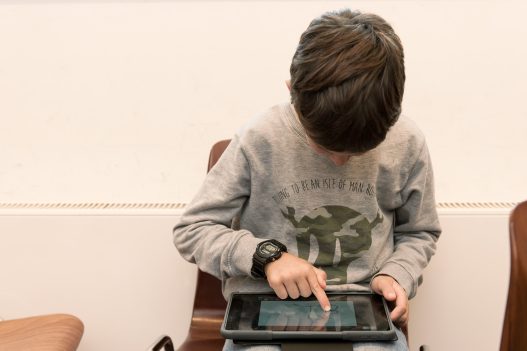 Kind malt Bild auf Tablet